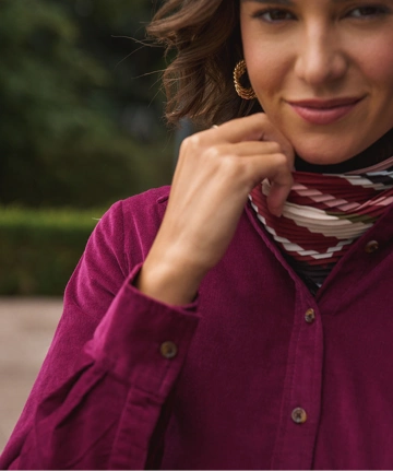 Frau im Lands' End Oberteil in Rosa.
