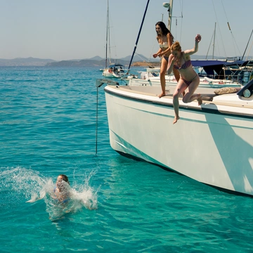 Boot auf hoher See in Ibiza mit 3 Personen, die Lands' End-Kleidung tragen