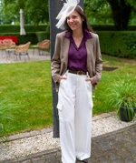 Frau trägt ein festliches Outfit aus Sarahs Look
