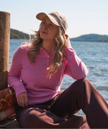 Georgia in einem rosa Cashmere-Polo von Lands' End