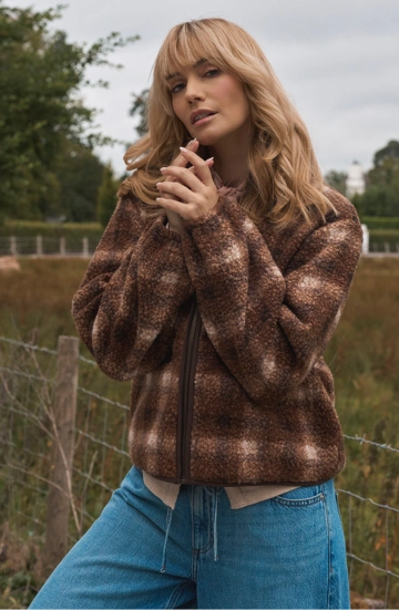 Woman wearing neuheiten in a Lands End zip jacket